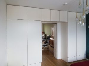 Kleiderschrank und Bücherregal auf jeder Seite einer Wand mit einer